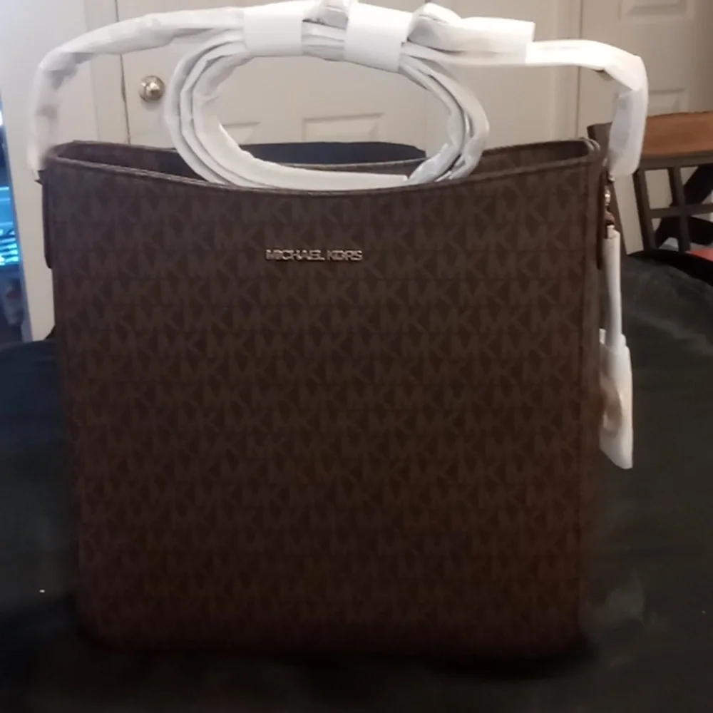 Michael Kors Jet Set Travel Large Logo Brown  Messenger Bag NWT GREAT PRICE!!!!! - Picture 10 of 10